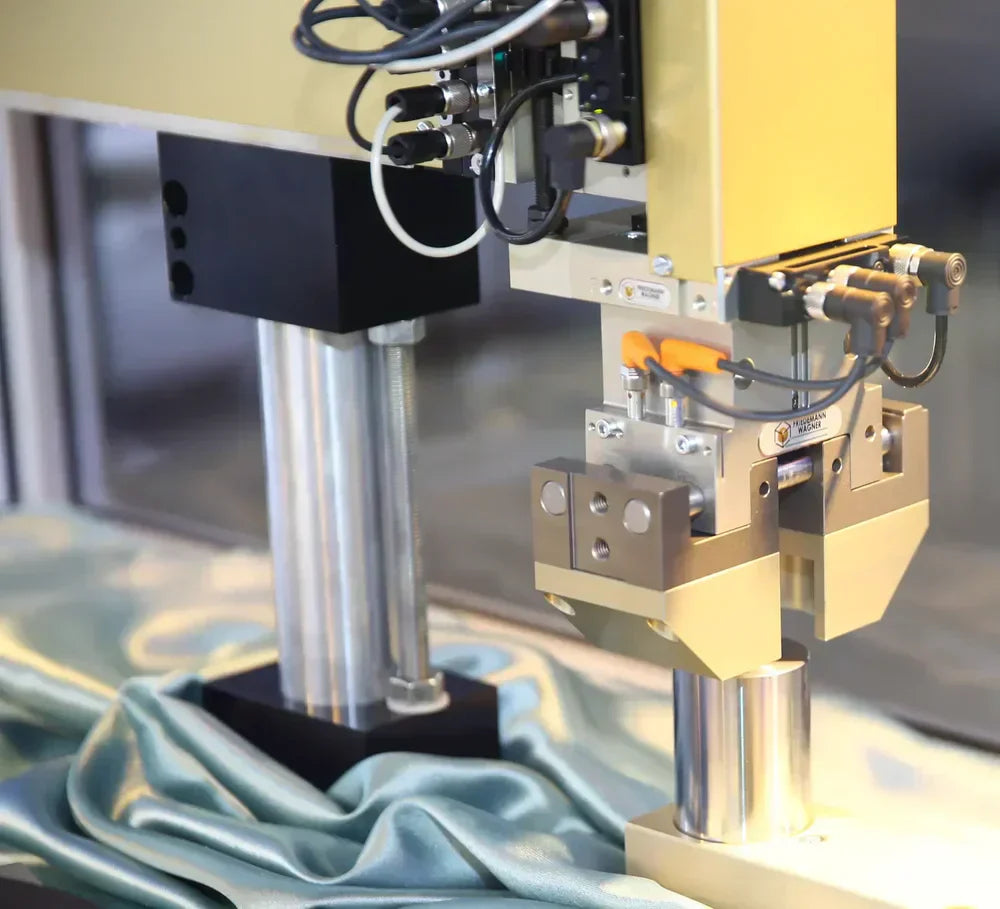 "Pick-and-Place-Baukasten-mit-Lineareinheit-LEN-6-auf-Stativ - montiertes Gesamtsystem mit Vollintegration bestehend aus Lineareinheit, Hubeinheit, Zwischenposition und Greifer aus Pick+Place Baukasten von Friedemann Wagner