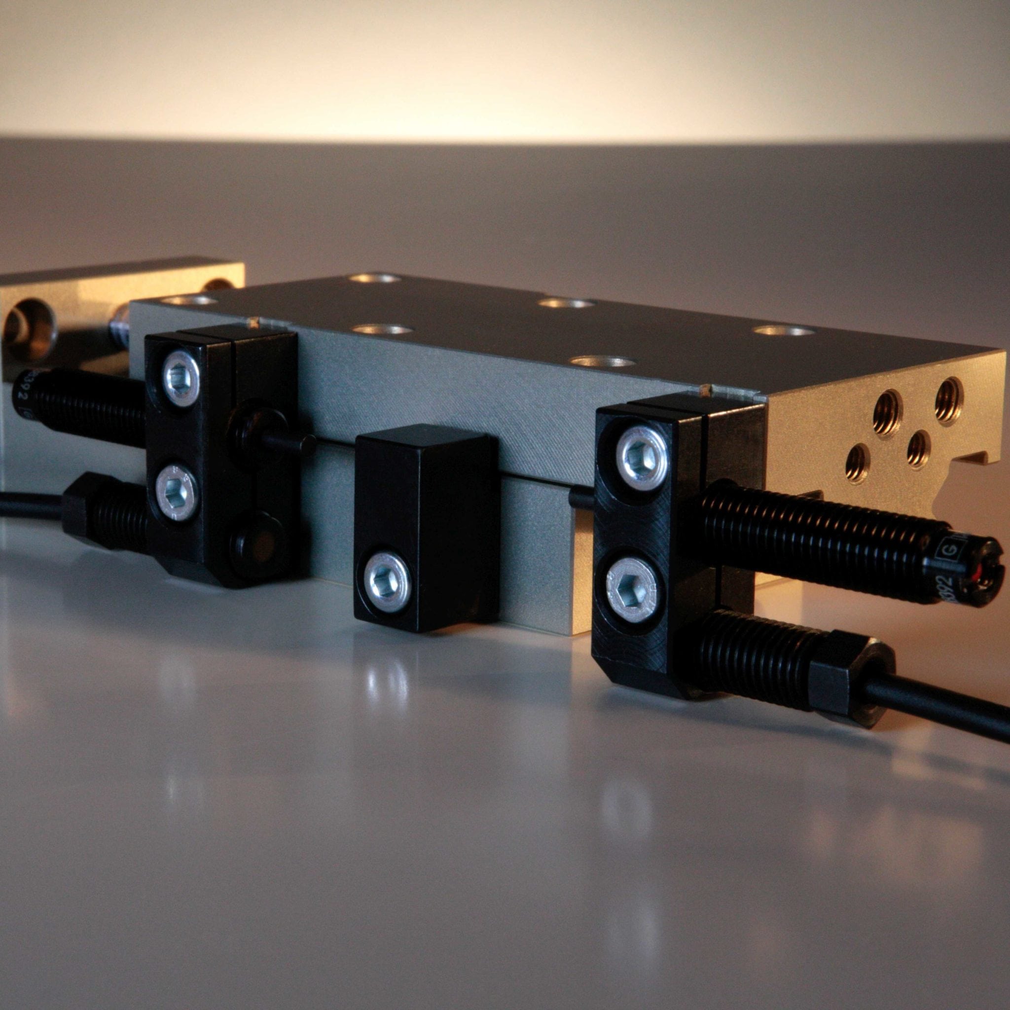 pneumatischer Linearschlitten LSK-4 mit Kreuzrollenfuehrungen mit Daempfern und Sensoren