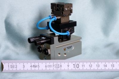 Mini Schwenkeinheit SM-4 mit zwei Luftdurchfuehrungen auf Mini-Greifer PGM-29