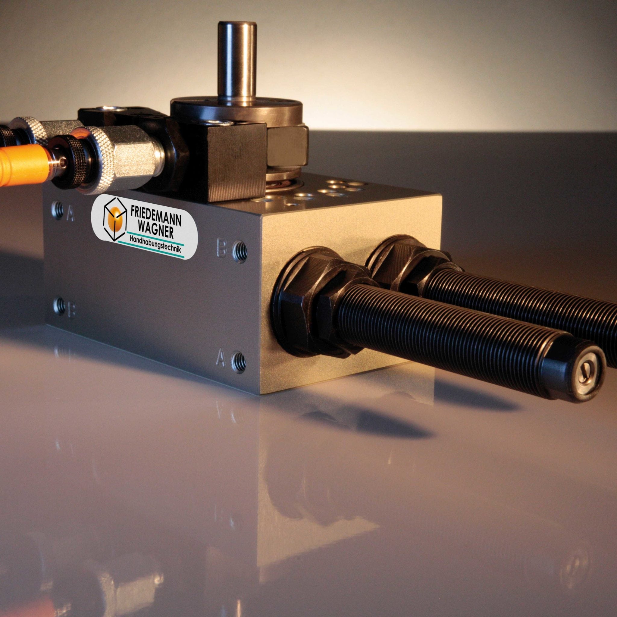 pneumatischer Schwenkantrieb SHE-6 mit Daempfern und Sensoren - Version externer Anschlag