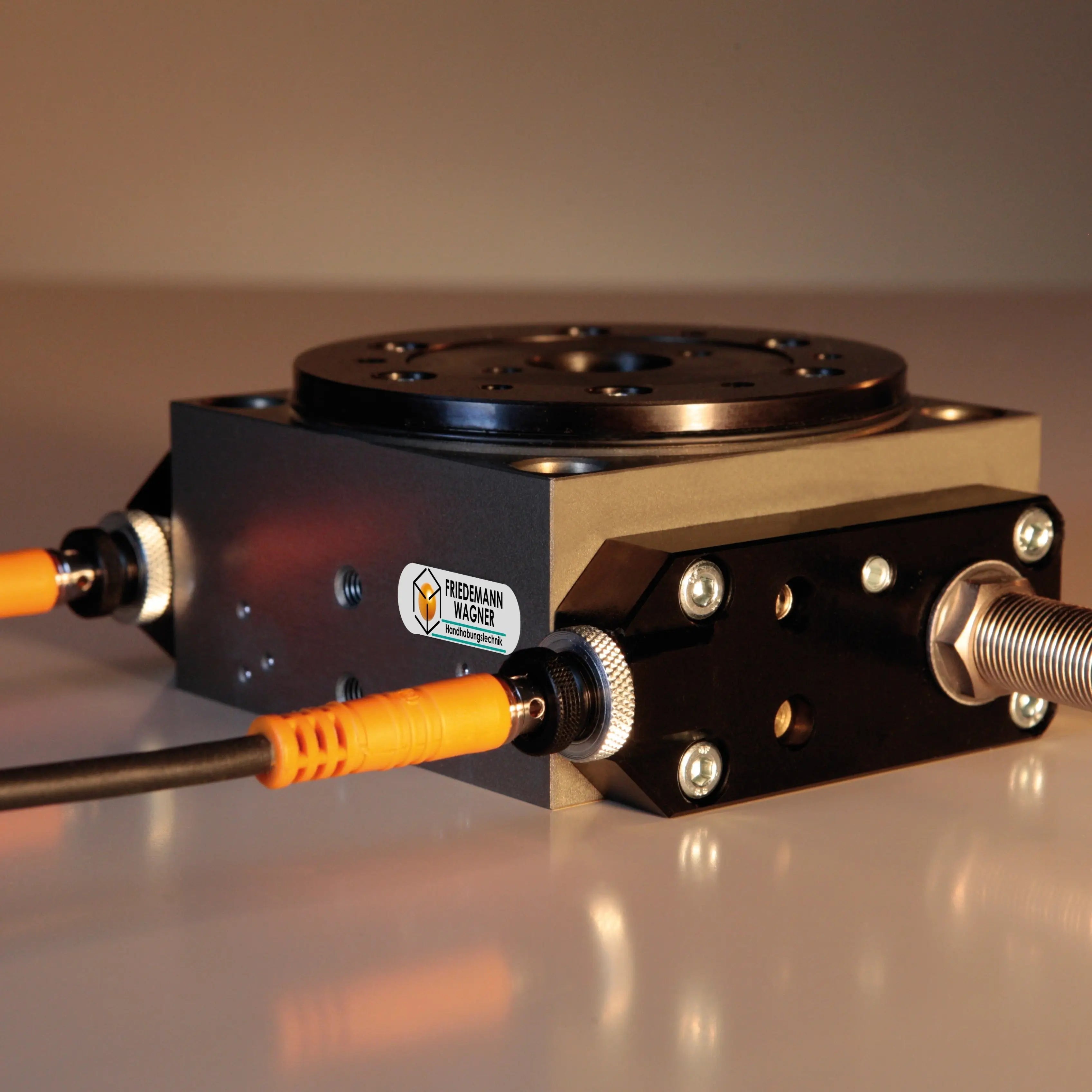 seitliche Sensoren NSS fragen die Position der Zahnstange bei Rundschalttisch RSE-3 ab - dies dient der Zyklen-Optimierung