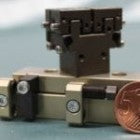 pneumatischer Mini- Linearschlitten  LSM-3 und passender Mini-Greifer PGM-29 im Groessenvergleich mit einem 5-Cent-Stueck   
