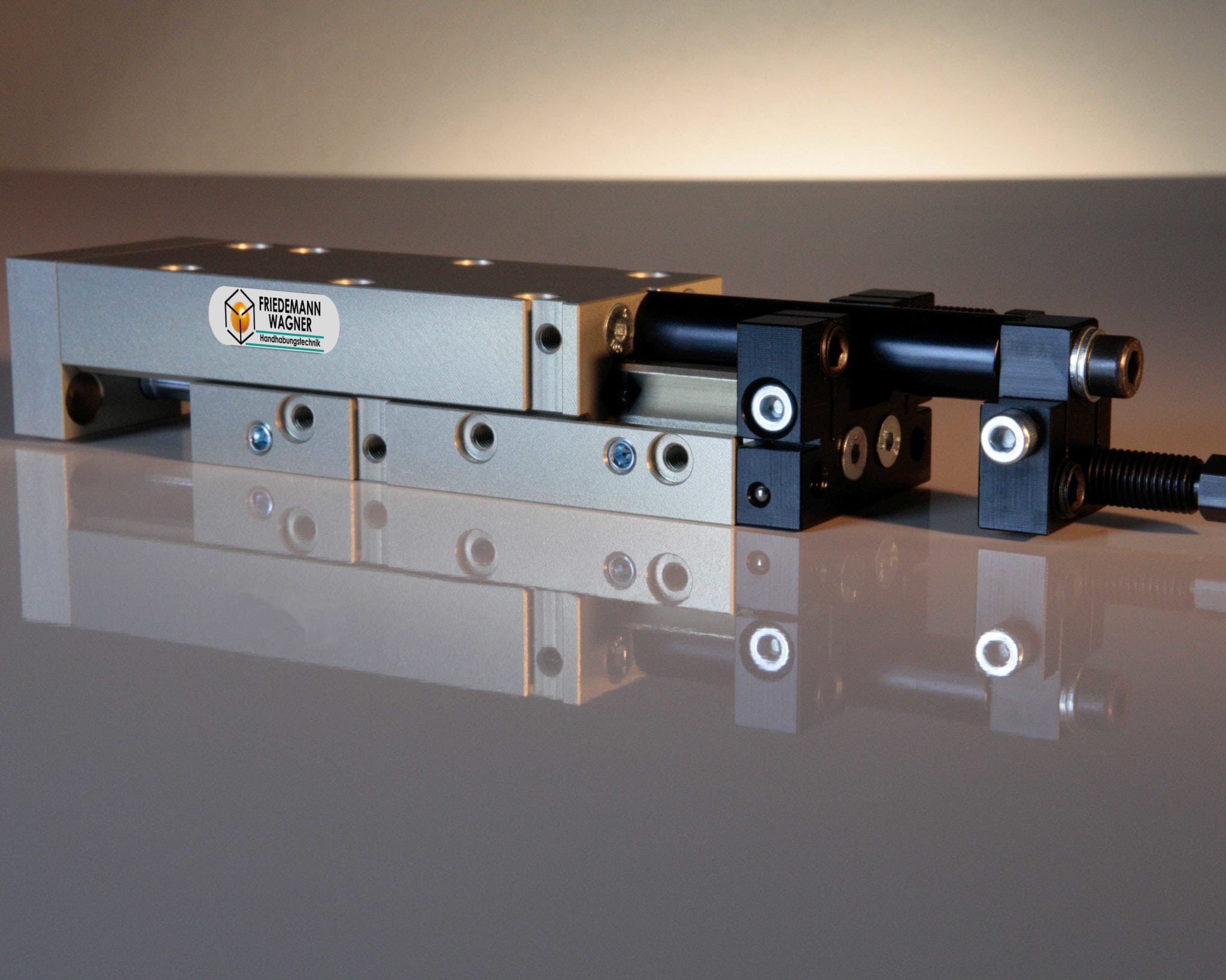 pneumatischer Linearschlitten LSK-4-mit Kreuzrollenfuehrungen - Sondervariante stirnseitiger Anschlag