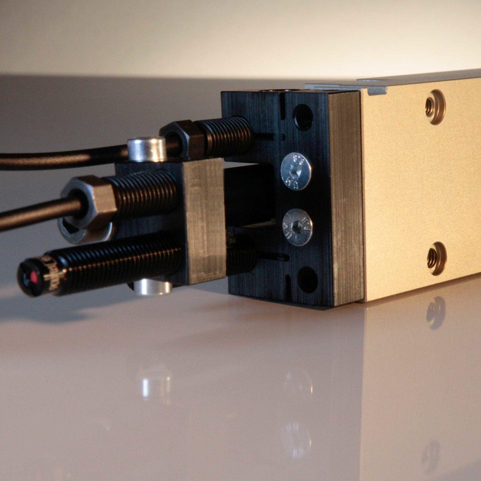 pneumatischer Linearschlitten LSK-4mit montierten Stoßdaempfern und Sensoren in den hohlen Anschlagschrauben - Sondervariante sirnseitige Anschlaege