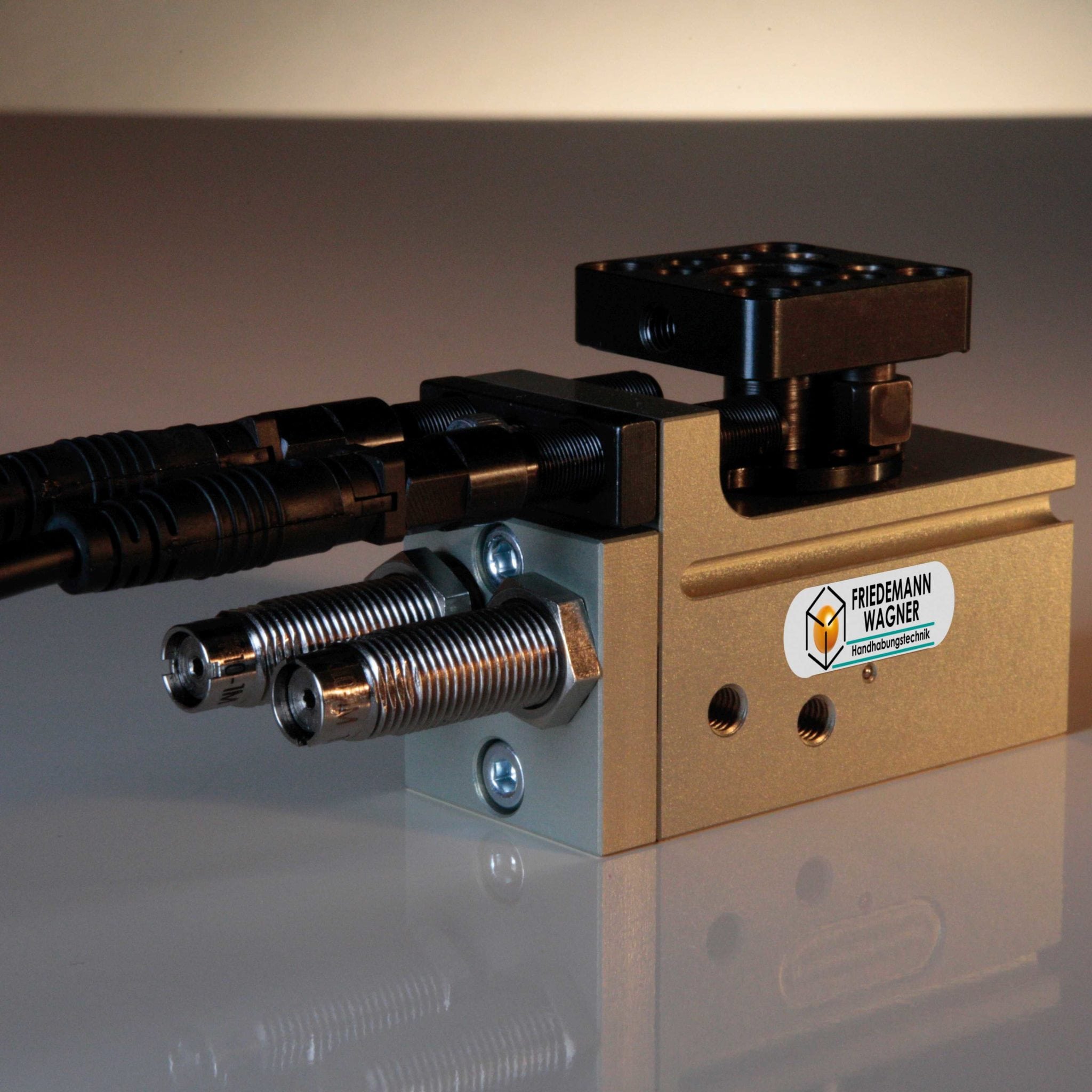 Mini-Schwenkeinheit SM-4, Variante mit Daempfern und ohne Luftdurchfuehrung