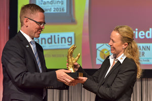 Motek 2016, Handling-Award, Überreichen des Preises für die  Schwenkeinheit an Monja Hermle , kfm. Leiterin F. Wagner GmbH